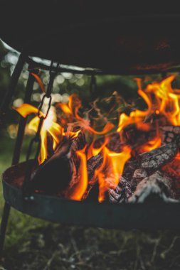 Işıl ışıl ve yakıcı kömür briketleriyle barbekü ocağı..