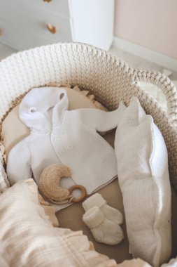 Bebek beşikteki bir bebek için uygun kıyafet, beklenti içindeki konsept..