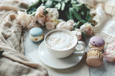 Bir fincan kahve, tatlı badem kurabiyeleri, beyaz şakayıklar, güzel estetik fotoğraflar..