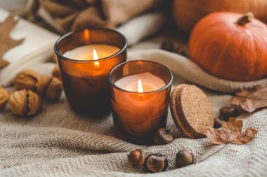 Sonbahar iç kısımlarında yanan iki mum.