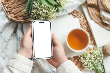 İzole edilmiş ekranlı telefon, günaydın konsepti.