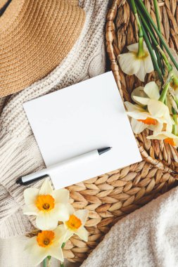 Tebrik etmek için bir yeri olan boş bir kağıt, mumlar ve çiçekler..