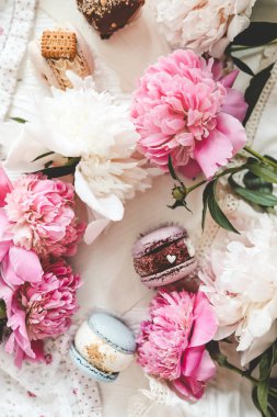 Makaronlar ve şakayıklar, düz bir görünüm..