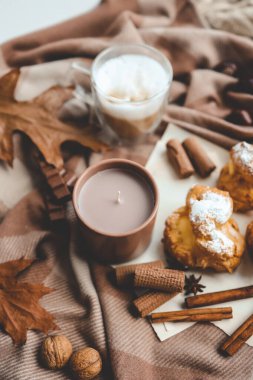 Güzel, rahat sonbahar arka plan manzarası, mum, şeker ve kahve..