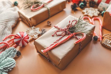 Noel hediyeleri ve ambalaj kağıdı üst görünümü.