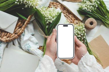 İzole edilmiş ekranlı telefon, tebrikler, bahar dekoru..