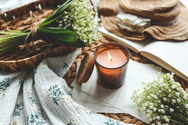 Konforlu bir ev bahar manzarasında Aroma mumu..