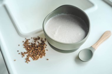 Çocuklar için tabakta karabuğday lapası. Çocukları sağlıklı yulaf lapasıyla beslemek.