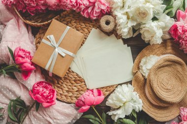 Yay ve pembe şakayıklı hediye kutusu, tatil konsepti..