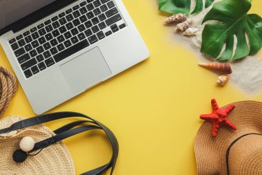 Metinleriniz, aksesuarlarınız, laptopunuz, renkli arkaplanınızdaki deniz kabukları için yer alan yaz arkaplanı.