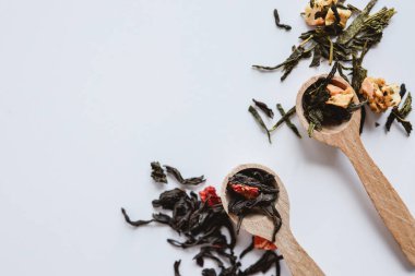Beyaz zemin üzerinde gevşek yaprak çayları çeşitleri, üst görünüm.