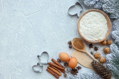 Noel pişirme yemek pişirmek için malzemeler. Un, yumurta, kahverengi şeker ve baharat. Kopya alanı ile Üstten Görünüm.