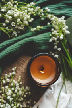 Bahar mevsiminde yanan mum.