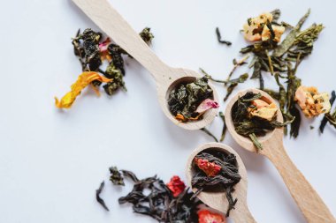 Tahta kaşıklarda bitki çayı..