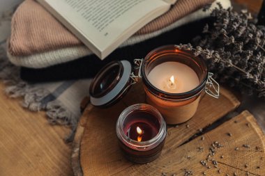Yanan mumlar, kitap ve lavanta, estetik sonbahar fotoğrafı..