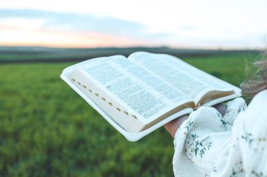 İncili yakın çekimde aç, sakinlik kavramı ve sabah yalnızlığı..