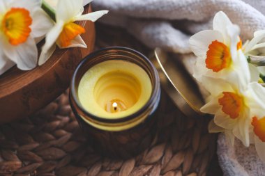 Evin içinde mum ve nergisler var..