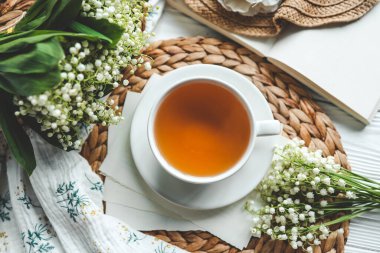 Bir fincan sıcak çay ve bahar içeceği. Günaydın konsept.