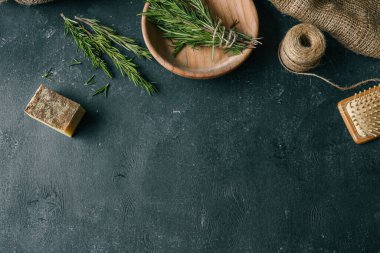 Koyu bir arka planda, ahşap bir tabakta biberiyeli som şampuan..