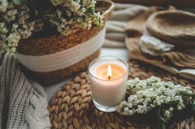 Bahar mevsiminde yanan mum.