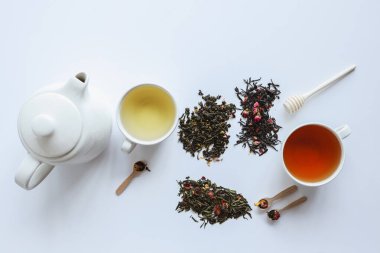 Beyaz arka planda çay, çaydanlık ve fincan çeşitleri, üst görünüm.
