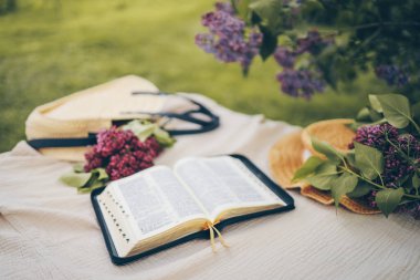Bahçede açık İncil, Hıristiyan konsepti.