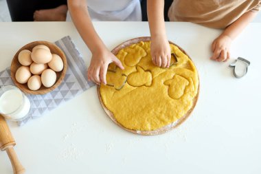 Mutfaktaki mutlu çocuklar kurabiye yapıyor. Yemek ustası sınıfı..