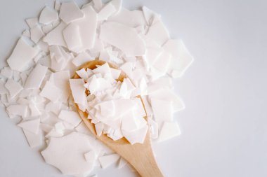 Tahta kaşıkta soya cilası. Doğal, ekolojik, yenilenebilir, vejetaryen. Soya mumu..