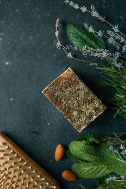 Biberiye, lavanta ve nane içeren doğal sabun..