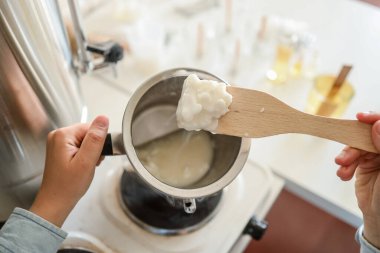 Soya mumu eritme kabı, mum yapma süreci