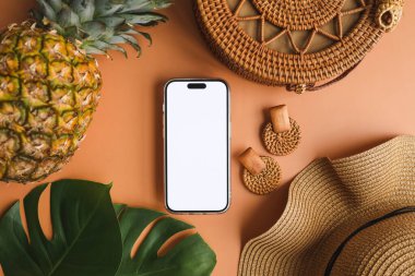 Yaz aksesuarlarının arka planında izole bir ekran olan telefon, reklam için bir yer.