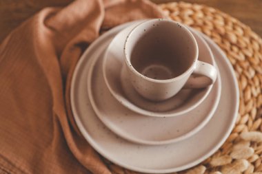 Bej tabaklardan oluşan şık bir set..