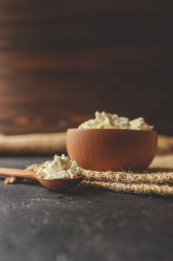 Doğal süzme peynir. Doğal süt ürünleri.