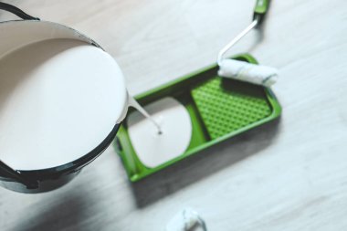 Tamir konsepti, usta bir kabın içine boya döker..