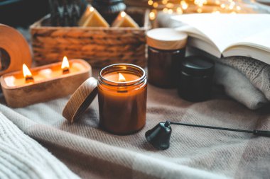 Şenlikli bir iç mekanda yanan mum..