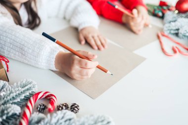Çocuklar Noel Baba 'ya bir mektup yazıyorlar, neşeli atmosferik fotoğraf..