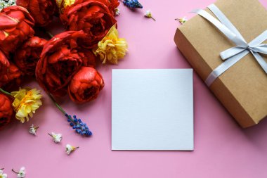 Mesajınız, hediye kutunuz ve bahar çiçekleriniz için bir tebrik kartı..