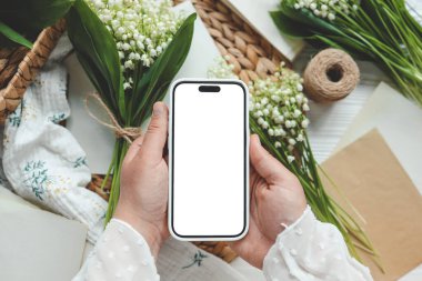 İzole edilmiş ekranlı telefon, tebrikler, bahar dekoru..