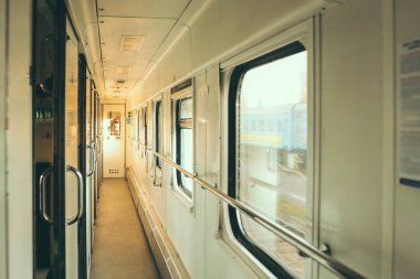 Tren vagonu içeride. Yolcu treni içeride. Rahat uyuyan tren kompartımanları.