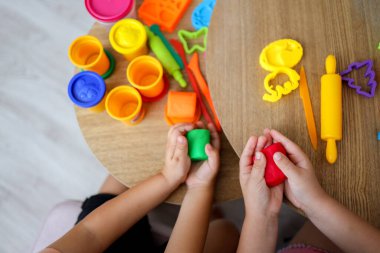 Çocuk oyuncakları, çocuk klübünde dersler, eğitim ve çocuk gelişimi konsepti..