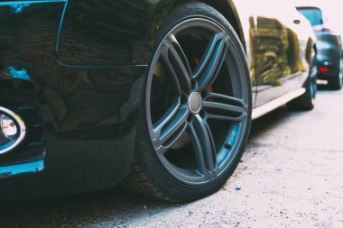 Otoparkta siyah bir araba var..