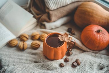 Bir fincan sıcak çay ve yaprak, sonbahar havası..