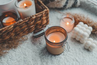 Sıcak bir evin içinde yanan mum..