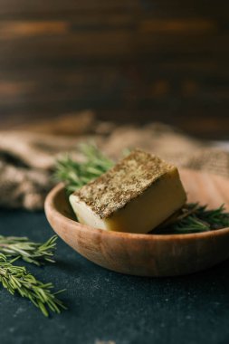 Koyu bir arka planda, ahşap bir tabakta biberiyeli som şampuan..