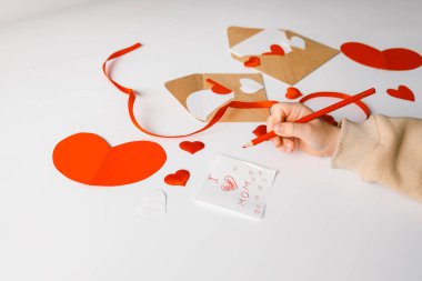 Mesaj at. Seni seviyorum anne. Kağıt üzerinde. Mutlu anneler günü konsepti.