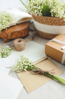 Vadideki zambak buketi yakın plan ve tebrik kartı..