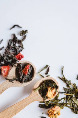 Tahta kaşıklarda bitki çayı..