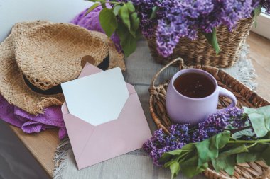 İlkbahar dekorunda mektup ve hediye kutusuyla zarf.
