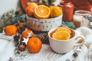 Güzel Noel, sakin hayat. Bir fincan sıcak çay ve yeni yıl dekoruyla birlikte pencere eşiğinde altıncı ekose örgü..