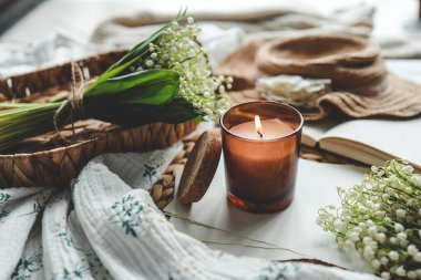 Yanan mum ve vadi zambakları, estetik ev atmosferi..